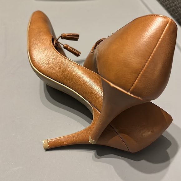 NWOB Fiona Tan Heels With tassels - Picture 6 of 6